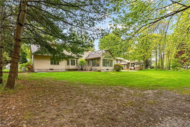 472 Maplewoods Ln, Webster, NY 14580