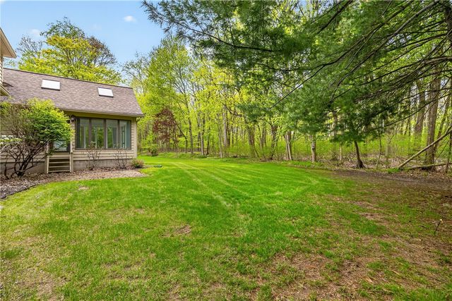472 Maplewoods Ln, Webster, NY 14580