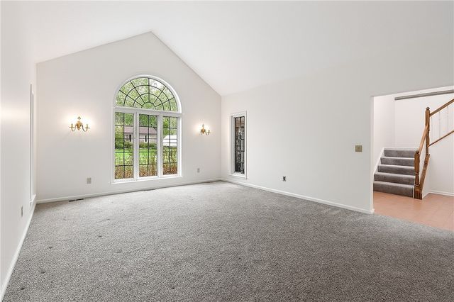 472 Maplewoods Ln, Webster, NY 14580