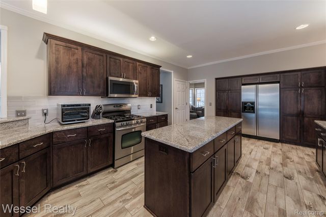 49112 White Mill Drive, Shelby Charter Township, MI 48317