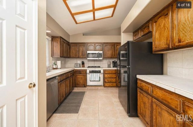 5506 Seasons Drive, Bakersfield, CA 93313