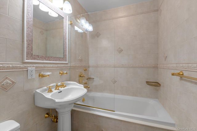 100 Baker Court 113, Island Park, NY 11558