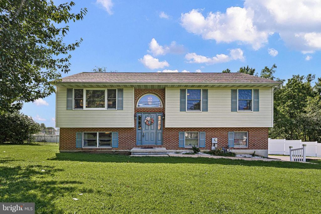 677 MEETINGHOUSE RD, UPPER CHICHESTER, PA 19061 — exterior