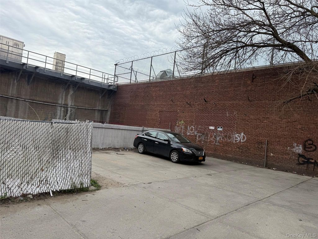 9318 170th Street, Jamaica, NY 11433 — photo 4