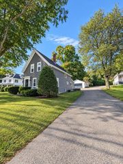 54 Whitehall Rd, Amesbury, MA 01913