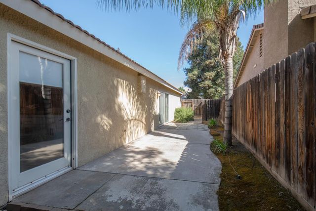 2173 E Muncie Avenue, Fresno, CA 93720