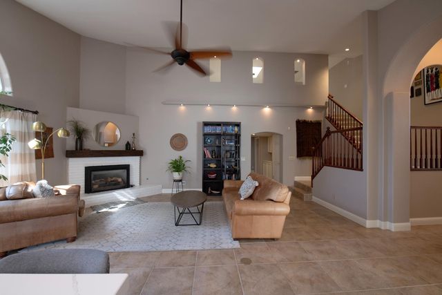 2173 E Muncie Avenue, Fresno, CA 93720