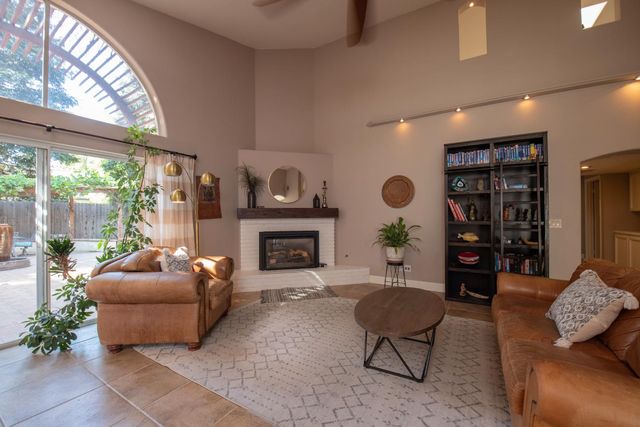 2173 E Muncie Avenue, Fresno, CA 93720