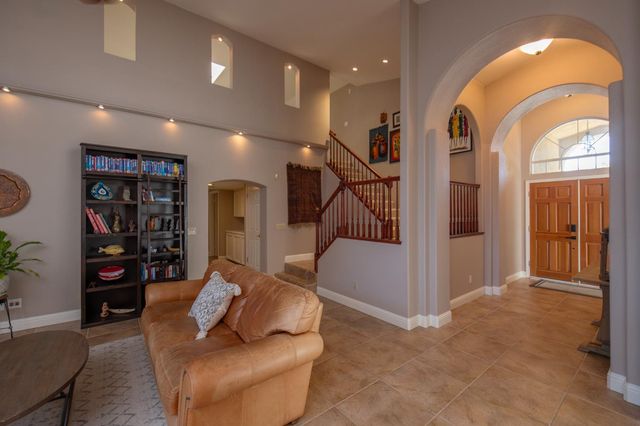 2173 E Muncie Avenue, Fresno, CA 93720