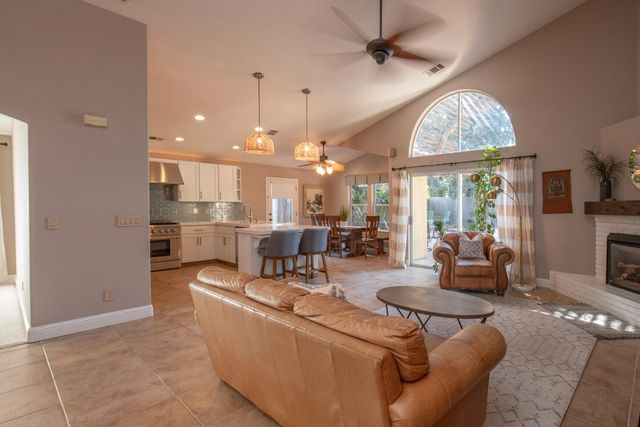 2173 E Muncie Avenue, Fresno, CA 93720