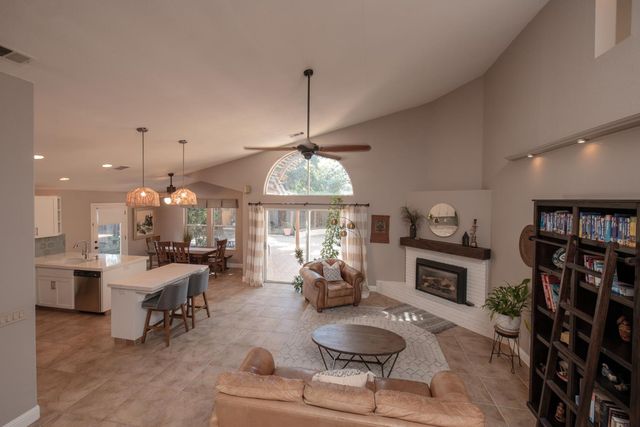 2173 E Muncie Avenue, Fresno, CA 93720