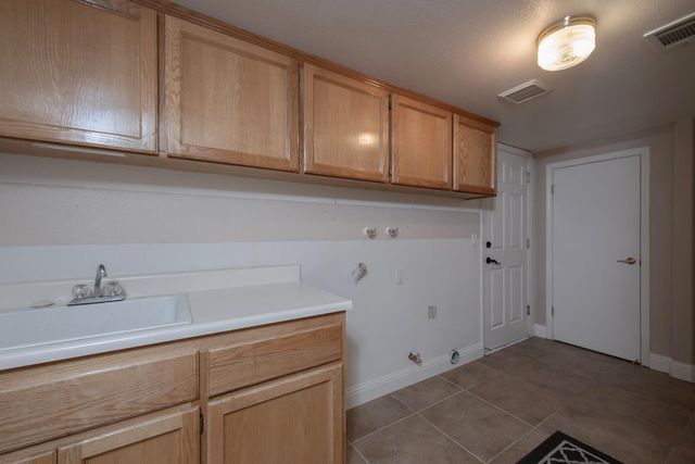 2173 E Muncie Avenue, Fresno, CA 93720