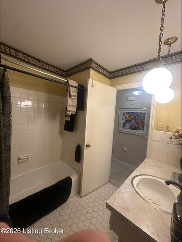 114 Lenoak Dr, Louisville, KY 40214