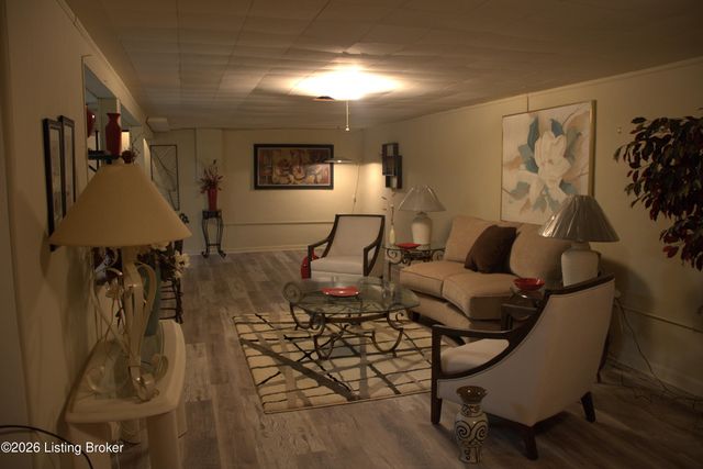 114 Lenoak Dr, Louisville, KY 40214