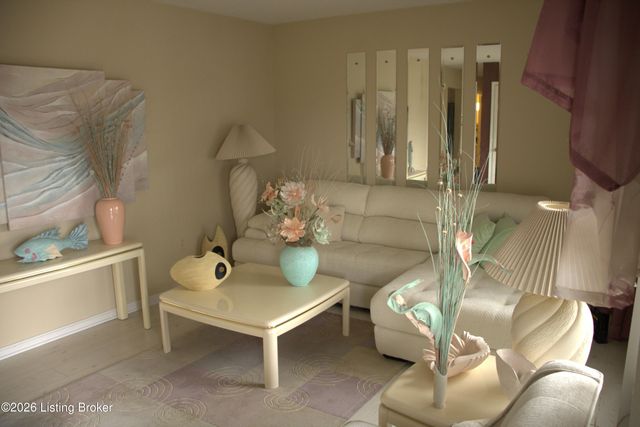 114 Lenoak Dr, Louisville, KY 40214