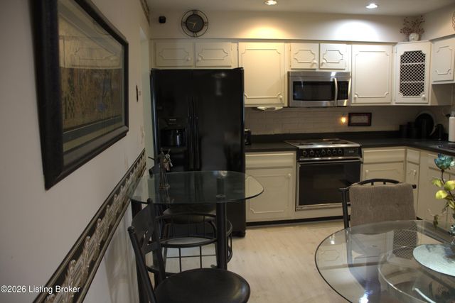 114 Lenoak Dr, Louisville, KY 40214