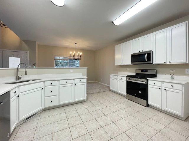 343 Abington Woods Drive, Aurora, IL 60502