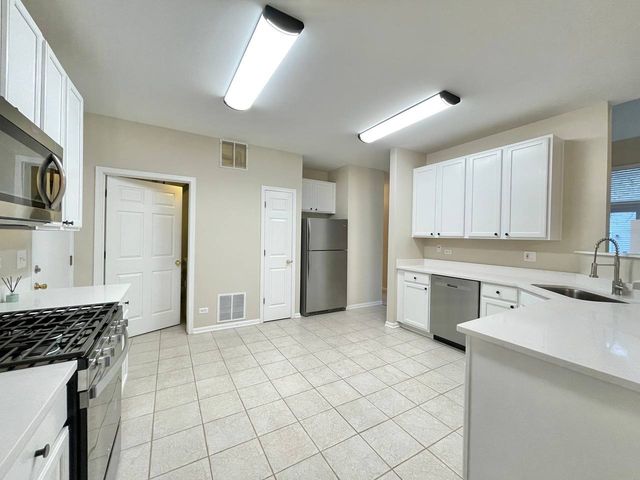 343 Abington Woods Drive, Aurora, IL 60502