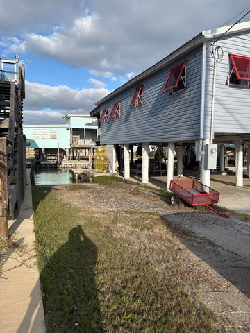 140 Memory Ln, Grand Isle, LA 70358