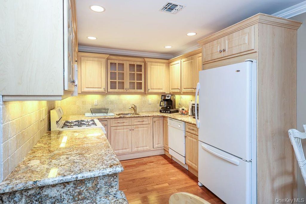 1039 Savoy Drive, Melville, NY 11747 — photo 5