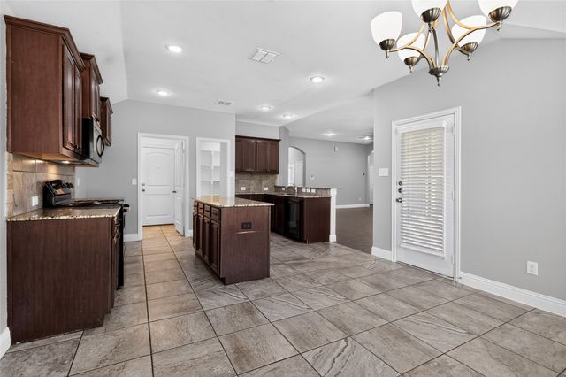 7526 Park Avenue, Forest Hill, TX 76140