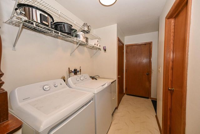 18830 Brookdale DRIVE, Brookfield, WI 53045