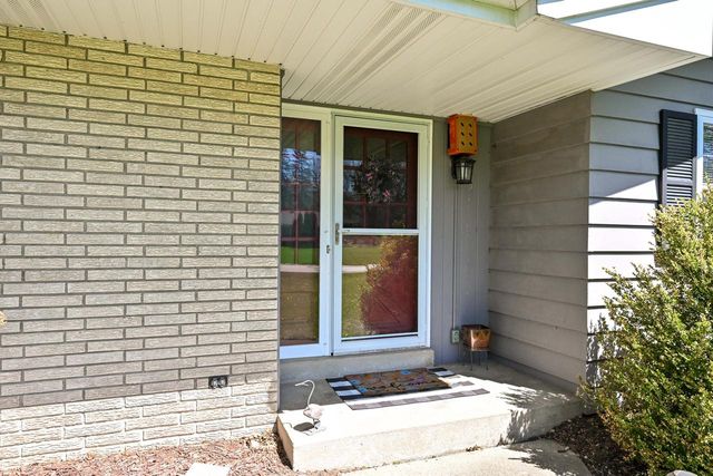 18830 Brookdale DRIVE, Brookfield, WI 53045