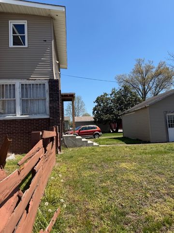 802 E Poplar Street, West Frankfort, IL 62896