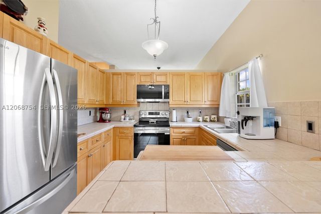 2835 SE 4th Pl, Homestead, FL 33033