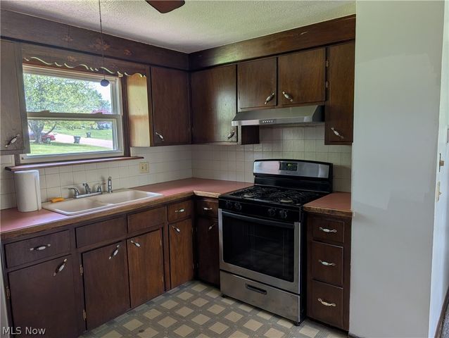 1223 Faircliff Street, Louisville, OH 44641