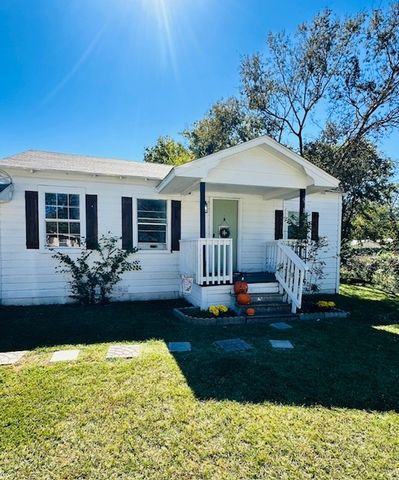 911 W 8th Street, Bonham, TX 75418