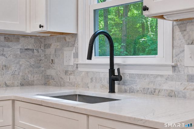 10 Leopard Drive, Newtown, CT 06482