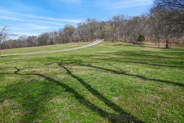 4050 Cantebury DR, Culleoka, TN 38451