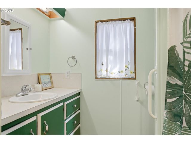 21100 Ne SANDY Blvd 114, Fairview, OR 97024