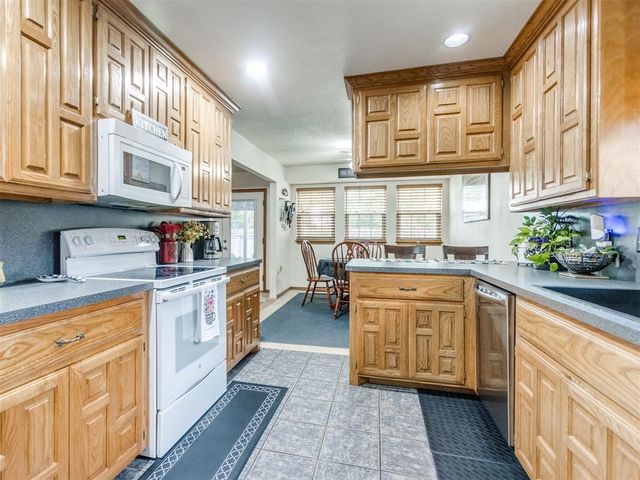 1325 NW 9th Street, Moore, OK 73170