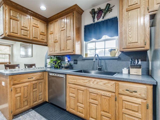 1325 NW 9th Street, Moore, OK 73170