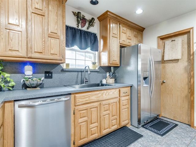 1325 NW 9th Street, Moore, OK 73170