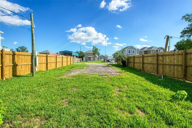 142 Flamingo Bight S, Baytown, TX 77523