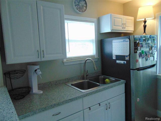 613 E Woodruff Avenue, Hazel Park, MI 48030