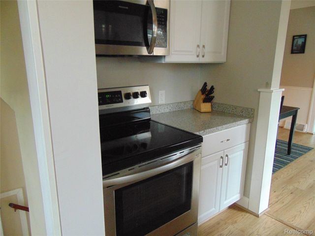 613 E Woodruff Avenue, Hazel Park, MI 48030