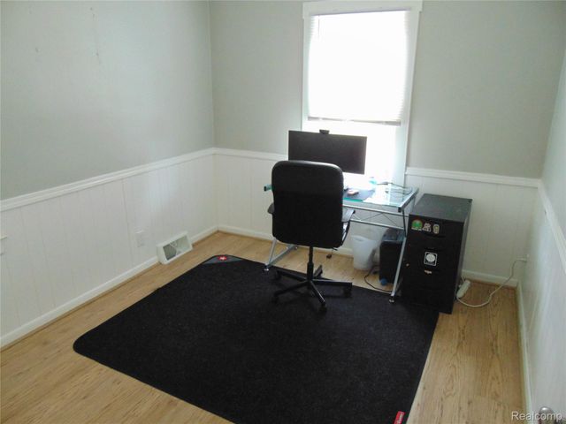 613 E Woodruff Avenue, Hazel Park, MI 48030