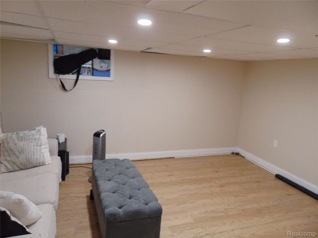 613 E Woodruff Avenue, Hazel Park, MI 48030