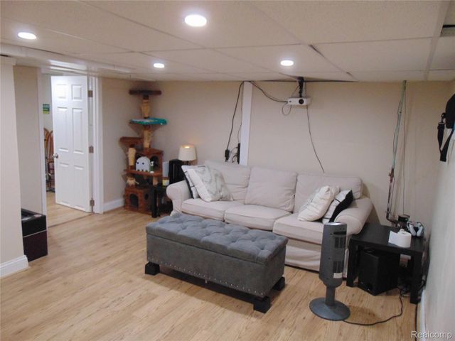 613 E Woodruff Avenue, Hazel Park, MI 48030