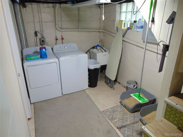 613 E Woodruff Avenue, Hazel Park, MI 48030