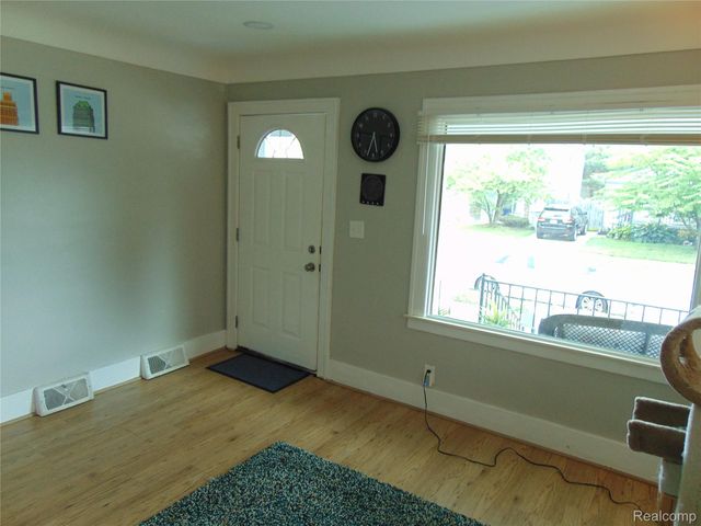 613 E Woodruff Avenue, Hazel Park, MI 48030