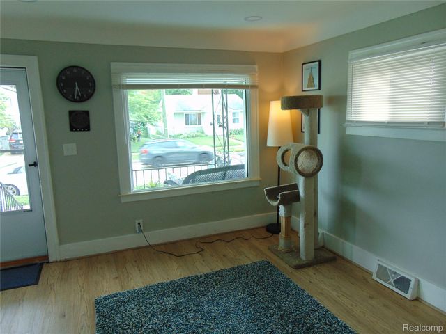613 E Woodruff Avenue, Hazel Park, MI 48030