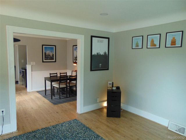 613 E Woodruff Avenue, Hazel Park, MI 48030