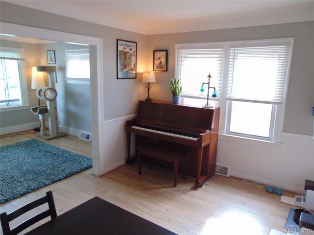 613 E Woodruff Avenue, Hazel Park, MI 48030