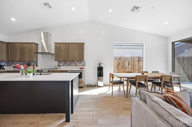 7425 Peach Grove Lane, Bakersfield, CA 93313