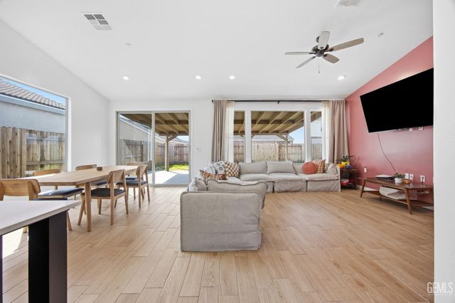 7425 Peach Grove Lane, Bakersfield, CA 93313